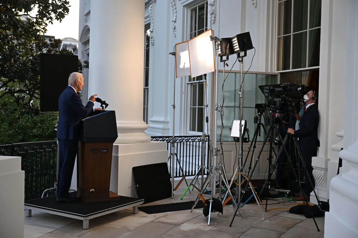 "Biden dopytywał o szczegóły, nie chciał śmierci postronnych". CNN ujawnia kulisy akcji w Kabulu, gdzie zginął szef Al-Kaidy