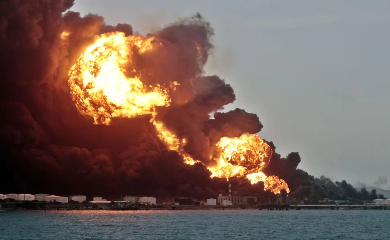 Czarny dym nad Hawaną. Wybuchł czwarty zbiornik z paliwem w porcie Matanzas