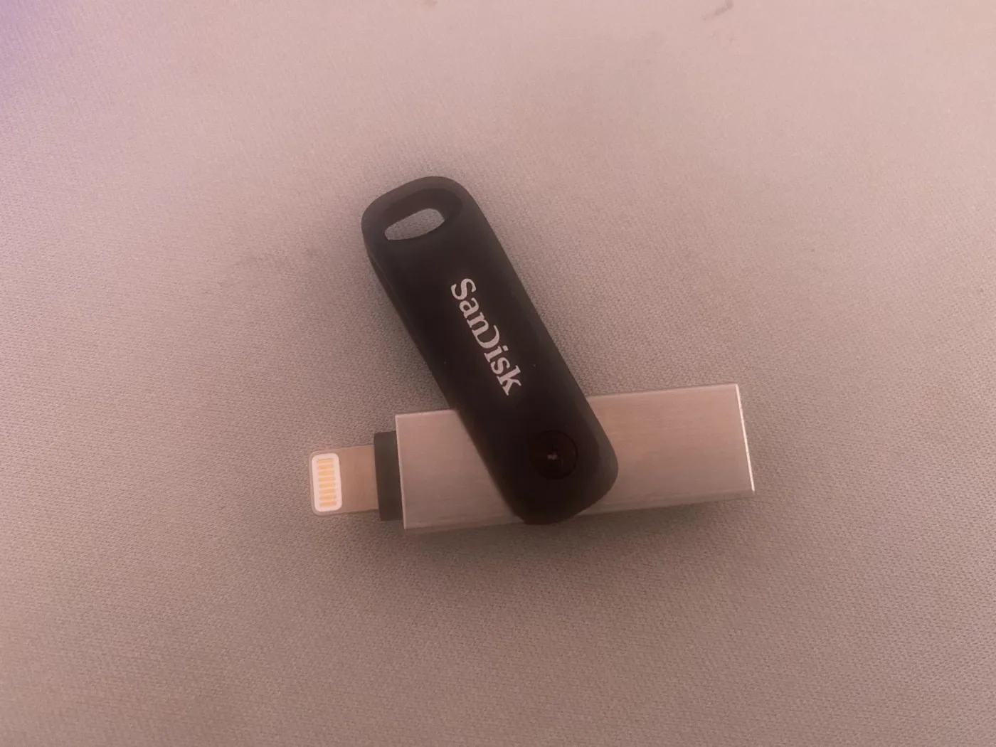 Łabędzi śpiew złącza Lightning. Oto iXpand, czyli pendrive do iPhone [TEST]