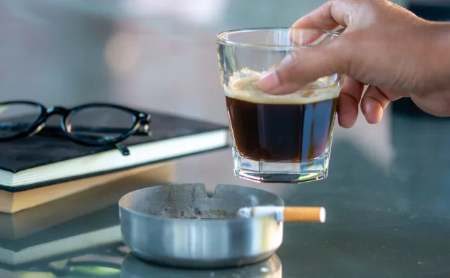 Pierwszy poranny papieros i kawa - dlaczego palacze muszą to łączyć?