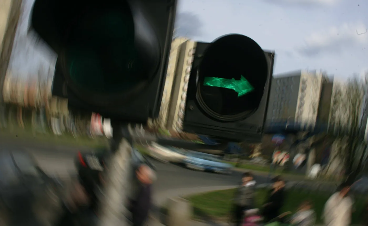 Zielona strzałka na celowniku rządu. Wysokie kary szybciej zaskoczą kierowców