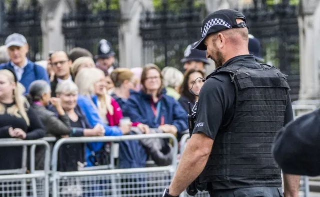 Tłumy przed Pałacem Buckingham. Trumna z ciałem Elżbiety II wyruszy stąd do Westminsteru