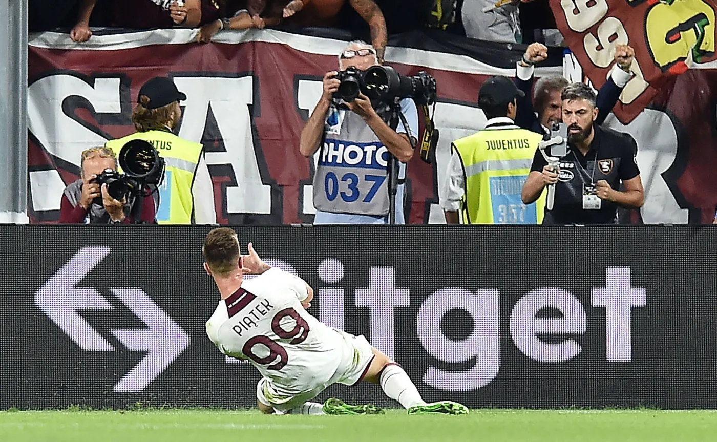 Piątek zapewnił zwycięstwo Salernitanie, Milik "wyleciał" z boiska [WIDEO]