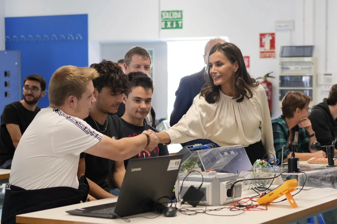 Perfekcyjna interpretacja stroju galowego: Królowa Letycja na inauguracji nowego roku szkolnego. FOTO