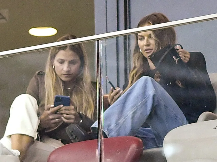 Prezentacja brzucha i nieziemsko droga torebka w ręku: Anna Lewandowska na meczu Polska - Holandia. FOTO