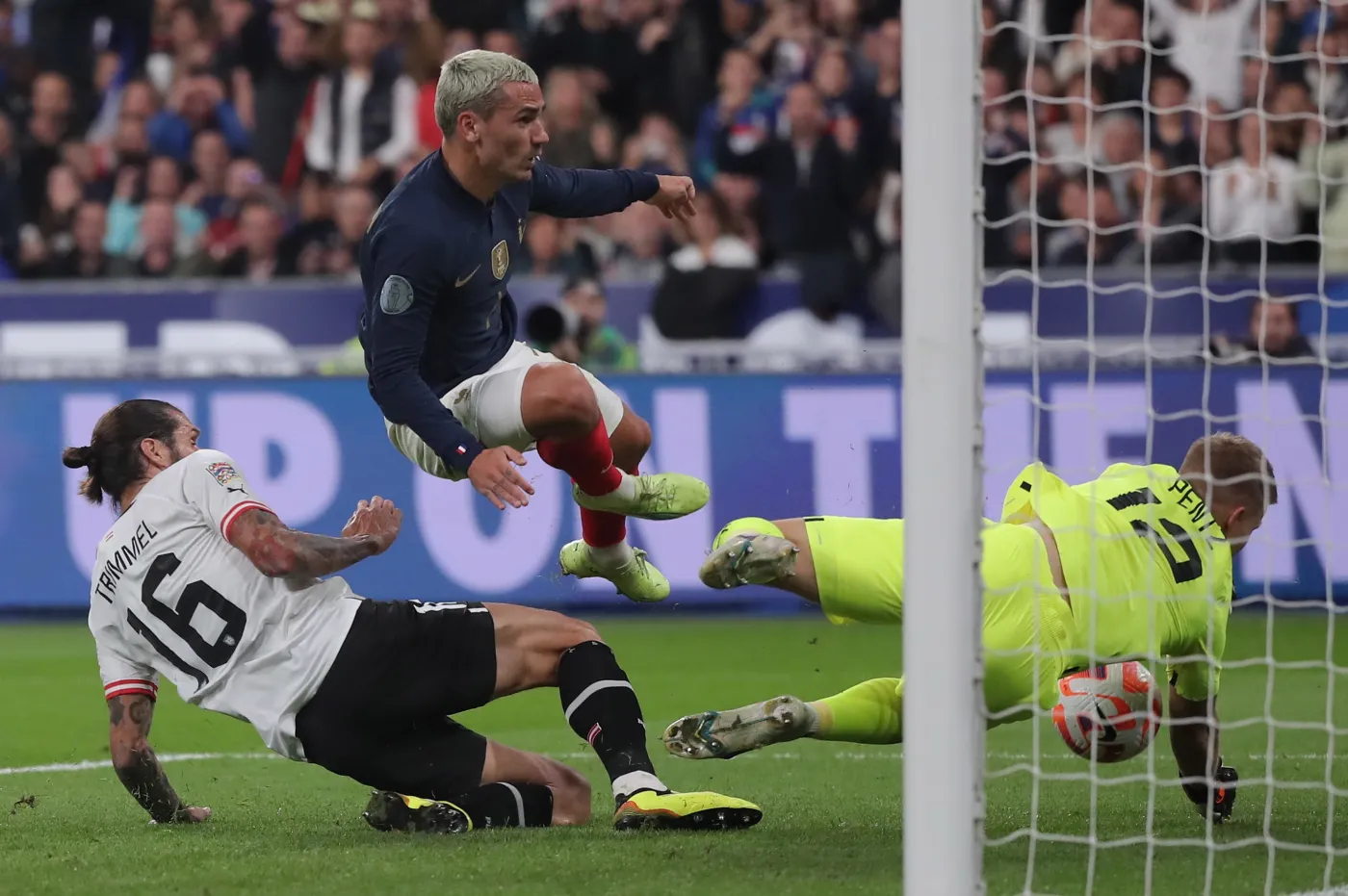 Francja odbiła się od dna. Szczęśliwy remis Turcji z... Luksemburgiem [WYNIKI i TABELE]