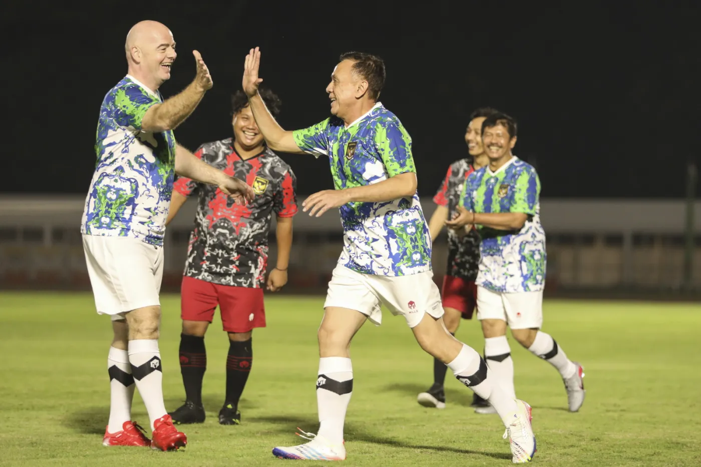 Gianni Infantino(po lewej) z indonezyjskimi liderami piłki nożnej