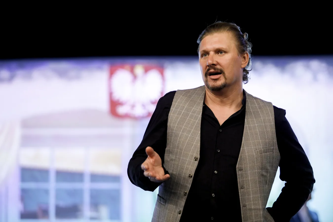 Nejman krytykuje obecny rząd: Wciąga Polaków do średniowiecza