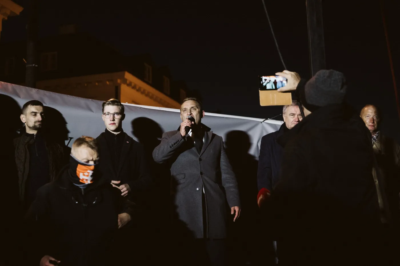 Flaga, hasło, rosyjski żołnierz i polski kawalerzysta. Robert Bąkiewicz pokazał plakat