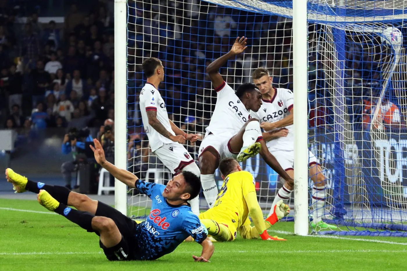 Skorupski trzy razy wyjmował piłkę z siatki. Napoli liderem Serie A [WIDEO]