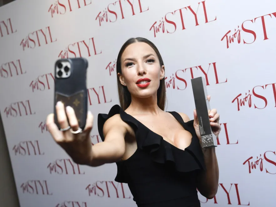 "Co to za góry i doliny?" Internauci śmieją się z dekoltu Ewy Chodakowskiej. FOTO