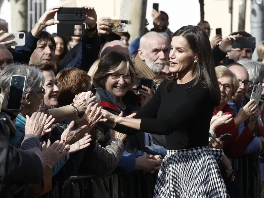 Królowa Letycja w spódnicy z ogromną... dziurą. Opinia publiczna zszokowana. FOTO