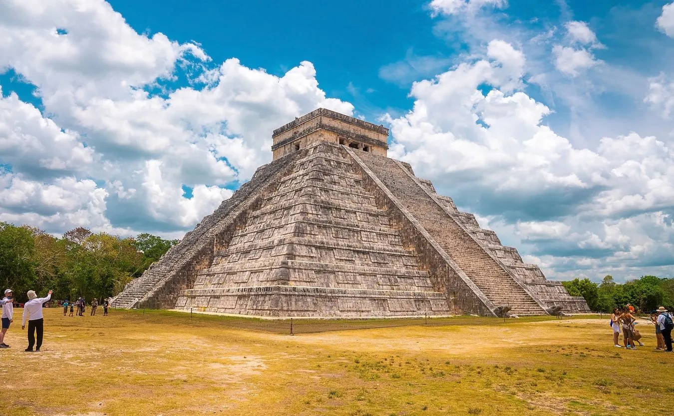 Niesforna turystka tańczyła na piramidzie. Wściekły tłum nie miał litości