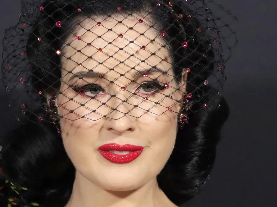 "Bez ubrania lepiej, ale twarz przepiękna". 50-letnia Dita von Teese zachwyca! FOTO