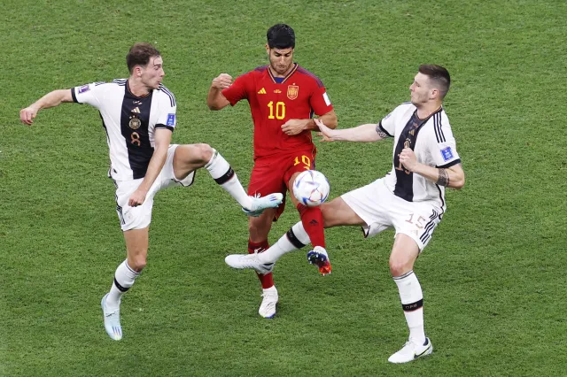 Niemcy jak zawsze grali do końca. Remis w hicie grupy E [WIDEO]