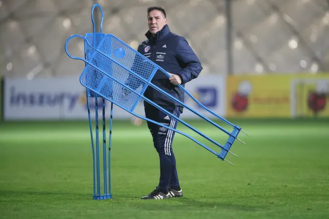 Trener Chile: Chcemy dominować w środku pola. Taki jest plan na Polskę