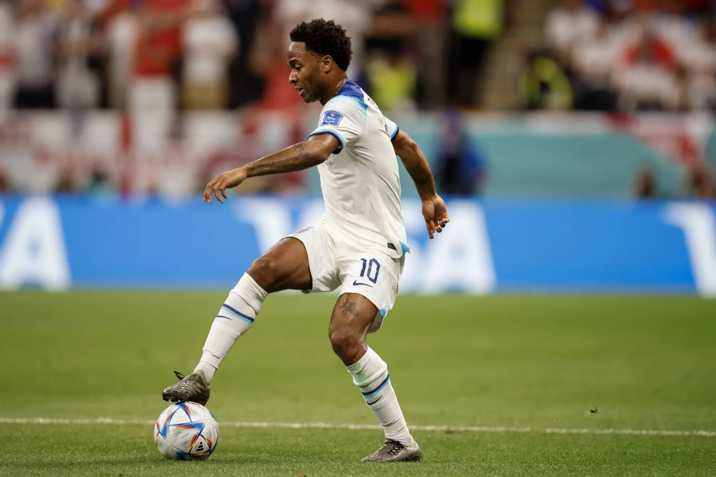 Sterling wraca na ćwierćfinał. Złodzieje napadli na jego dom