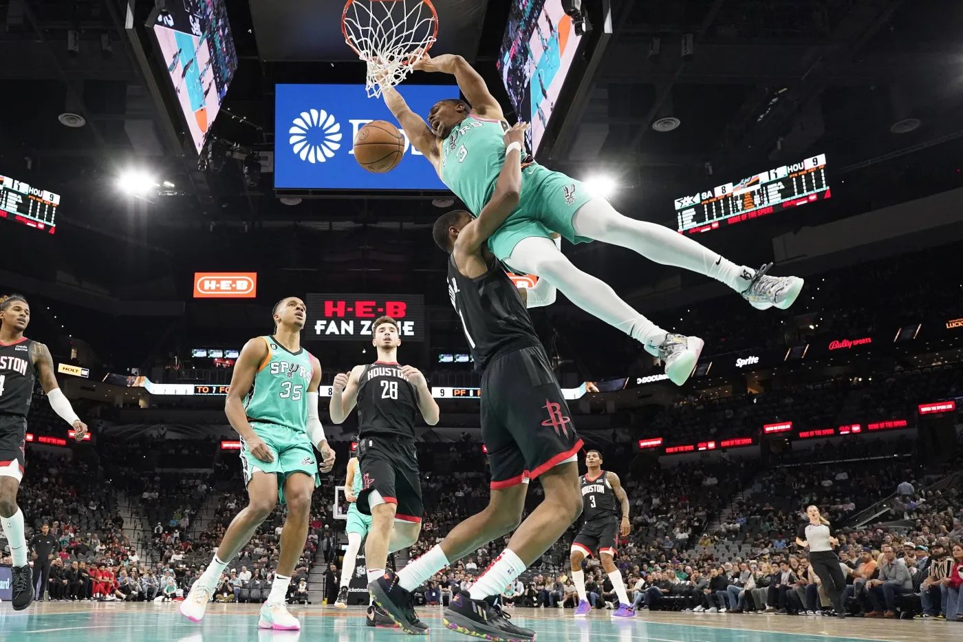 Spurs przerwali serię 11. porażek. Murray trafił na 0,9 s przed końcową syreną [WIDEO]