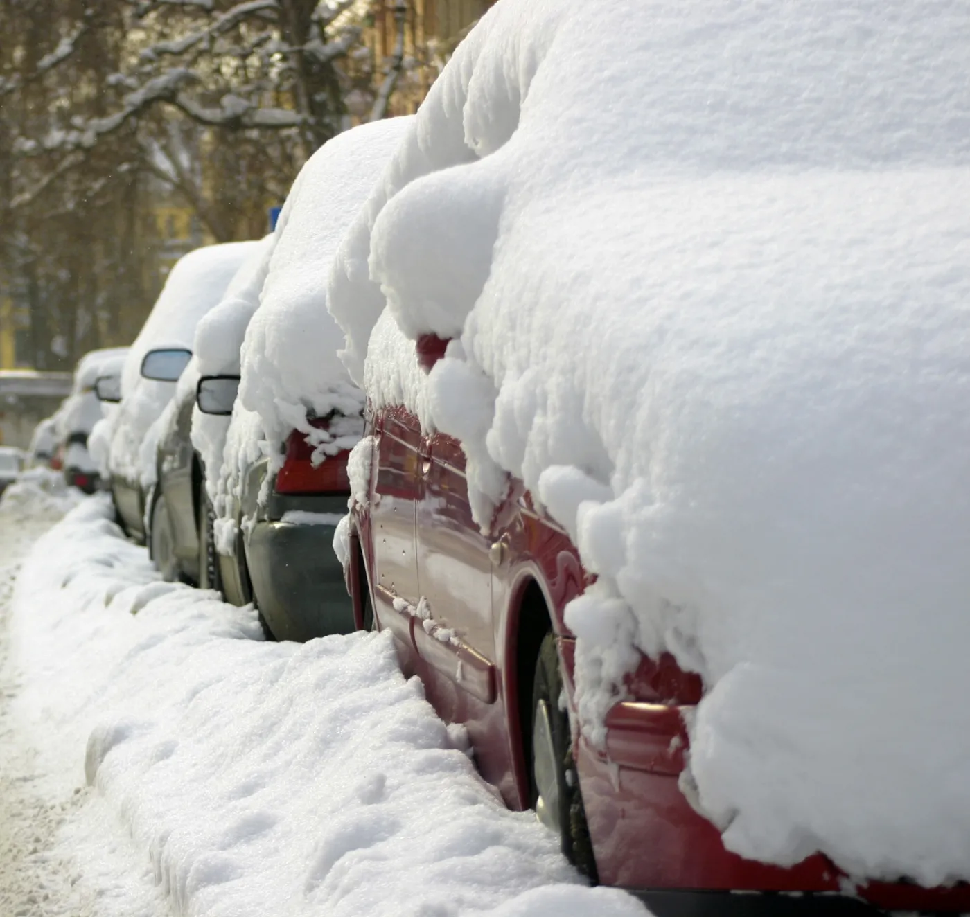 Odpalasz silnik i dopiero odśnieżasz auto? To poważny błąd. Z dwóch powodów