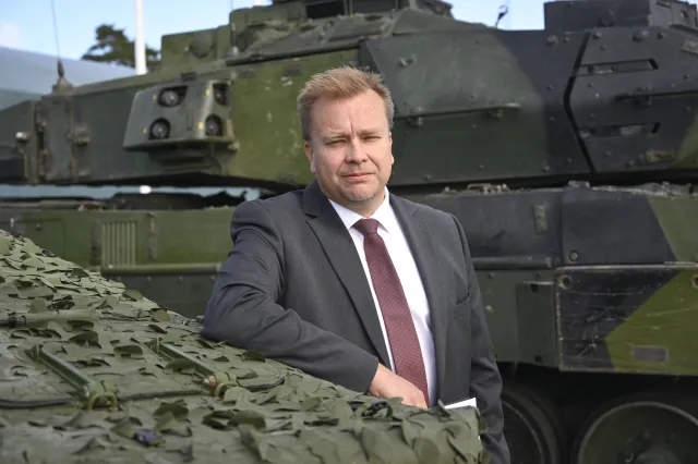 Finlandia szykuje się do wejścia do NATO, a szef MON... bierze urlop ojcowski. "Dzieci są małe tylko przez chwilę"