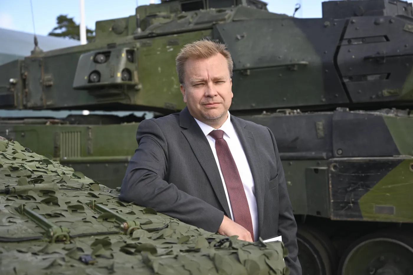 Finlandia szykuje się do wejścia do NATO, a szef MON... bierze urlop ojcowski. "Dzieci są małe tylko przez chwilę"