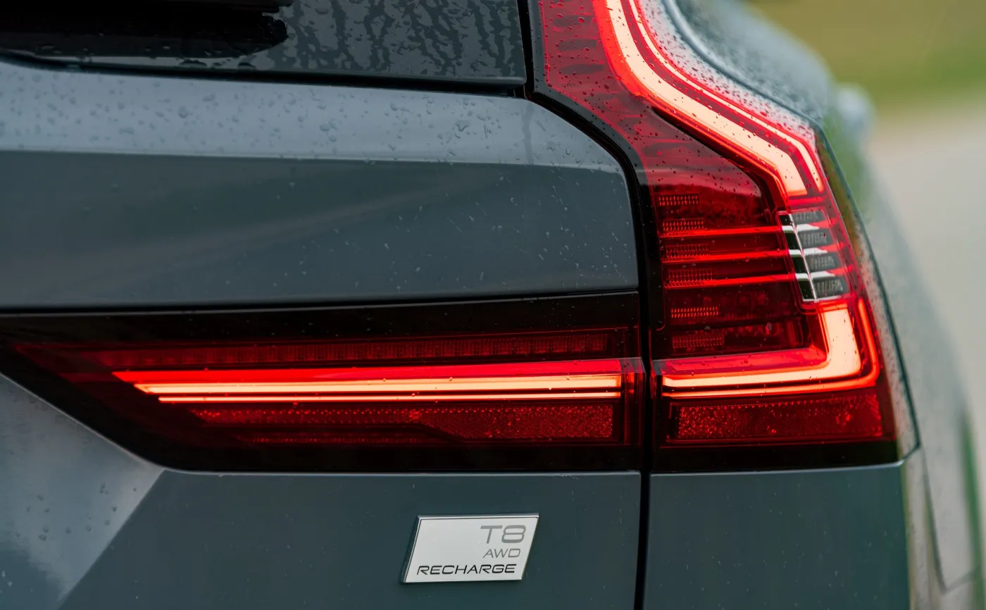 Volvo V90 Recharge T8 to rodzinne kombi klasy biznes. Szwedzi już nie kłaniają się Niemcom