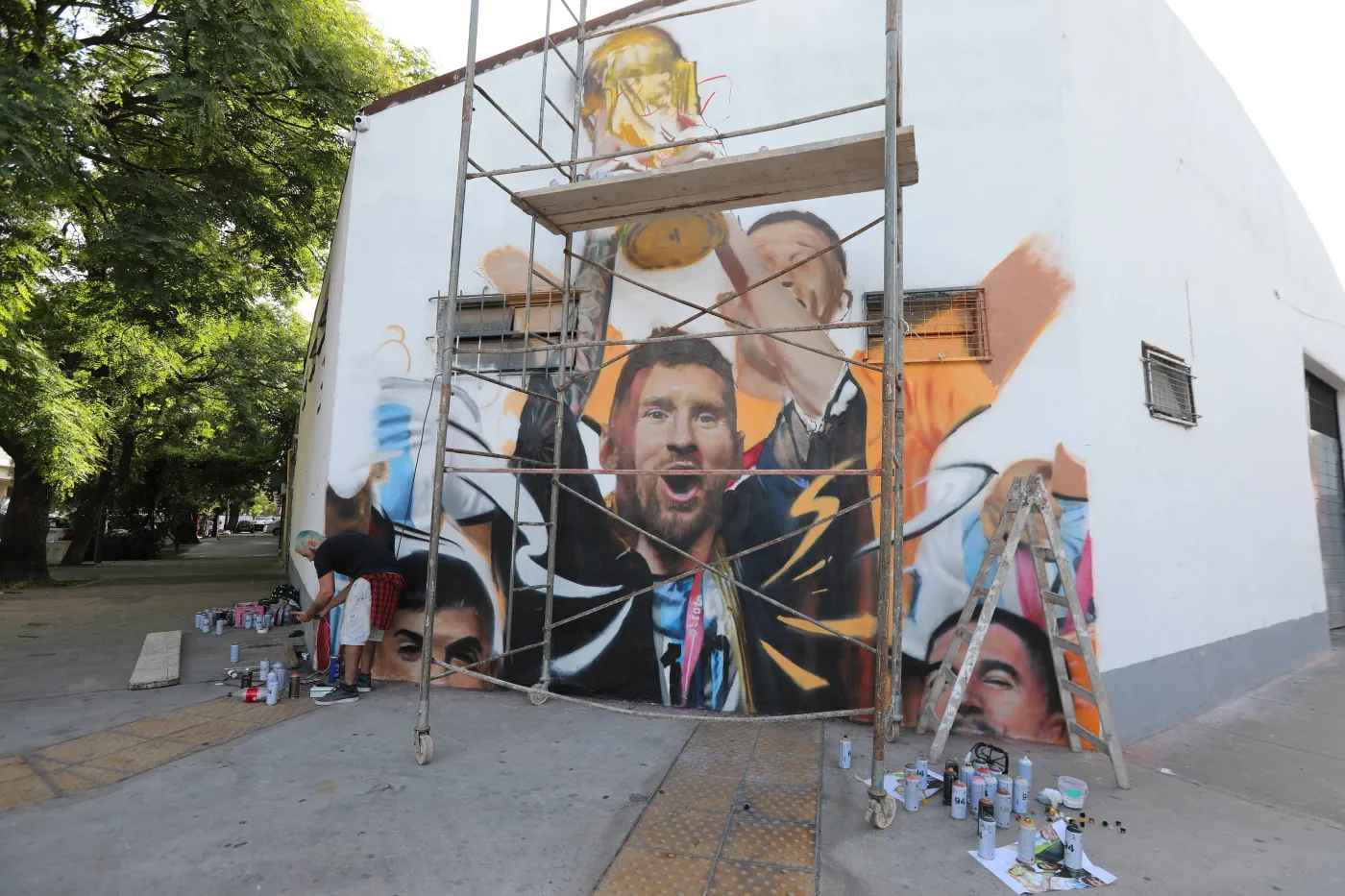 Mural z Messim w Buenos Aires wymagał użycia 60 różnych farb