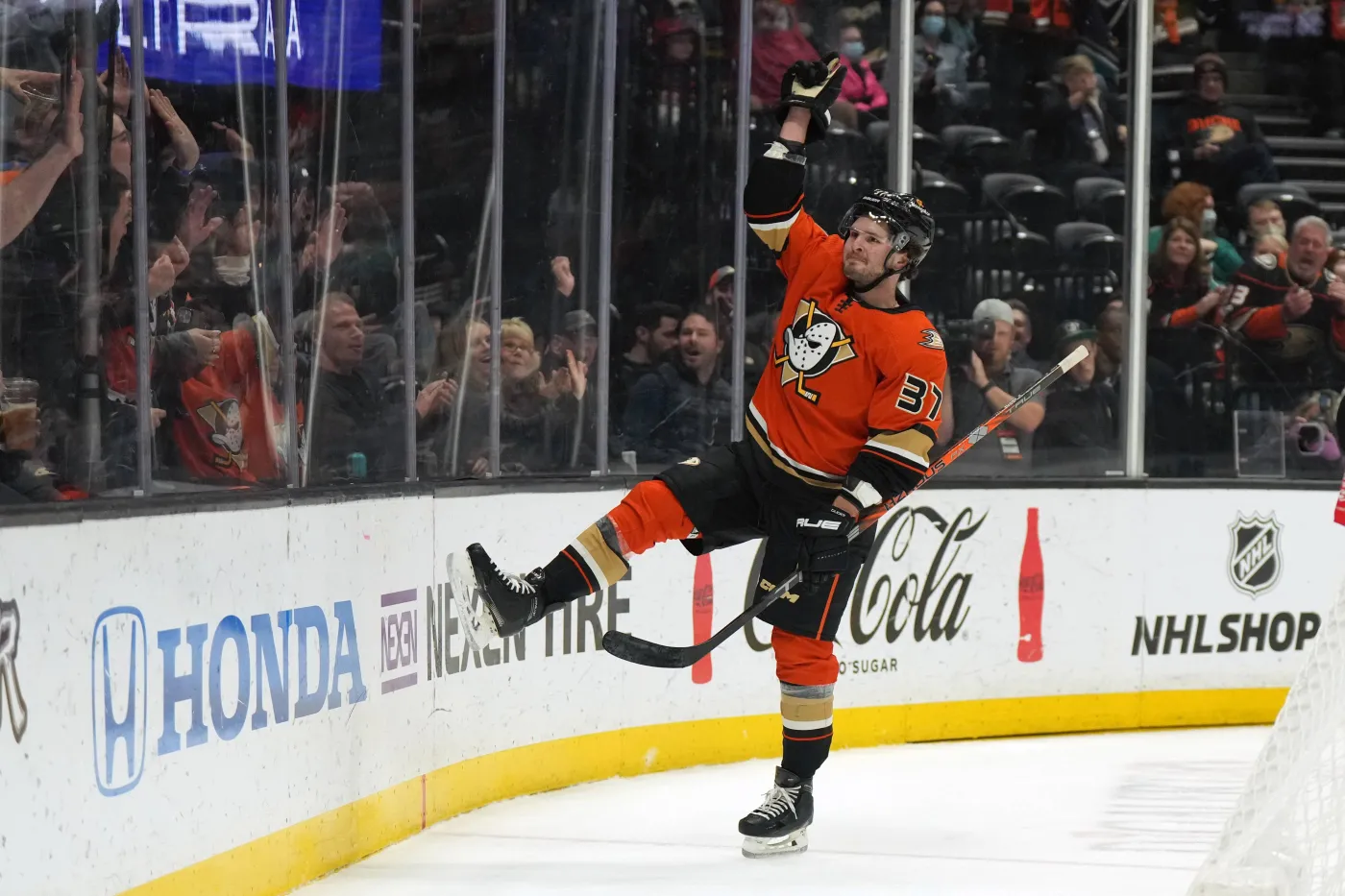 McTavish bohaterem. Ducks trzy razy odrabiali straty i wygrali [WIDEO]