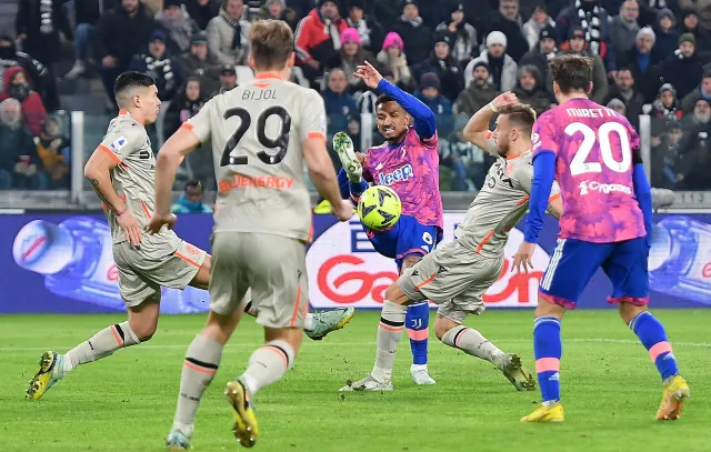 Juventus wiceliderem, Inter stracił punkty z beniaminkiem [WIDEO]