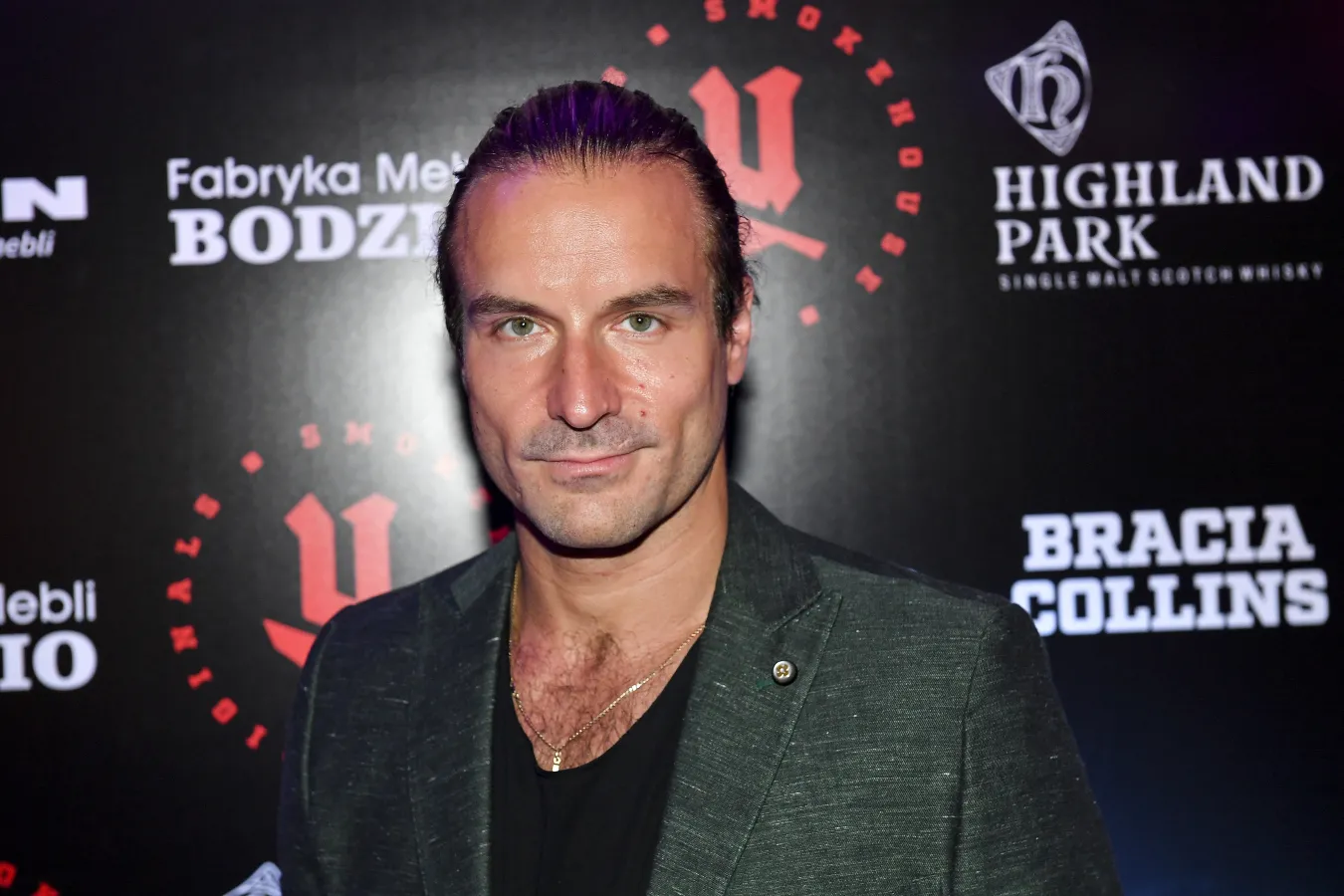 Piotr Stramowski już tak nie wygląda. Aktor zachwycił fanów nową fryzurą [FOTO]