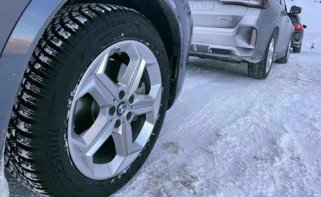 Wyjazd samochodem na narty. Lepiej sprawdzić przepisy, bo mandat za 23 tys. zł to nie żart