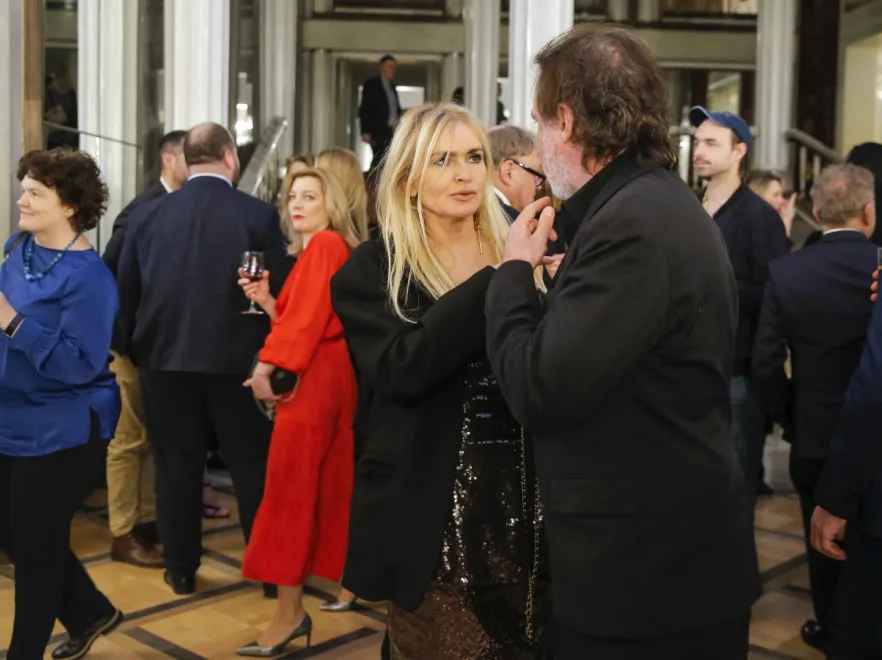 Piersi na pierwszym planie. Monika Olejnik w najodważniejszej stylizacji wieczoru na gali "Paszporty Polityki" [FOTO]