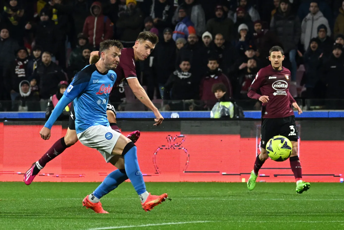 Piątek nie skorzystał z "prezentu". Zmarnował doskonałą okazję [WIDEO]