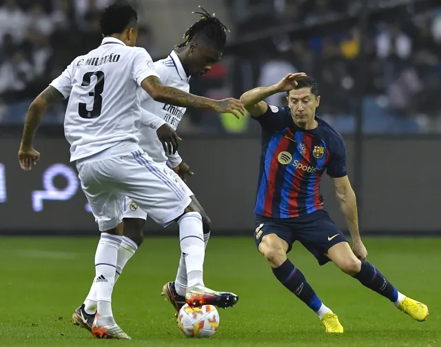 Lewandowski z asystą, golem i Superpucharem. Barcelona nie dała szans Realowi