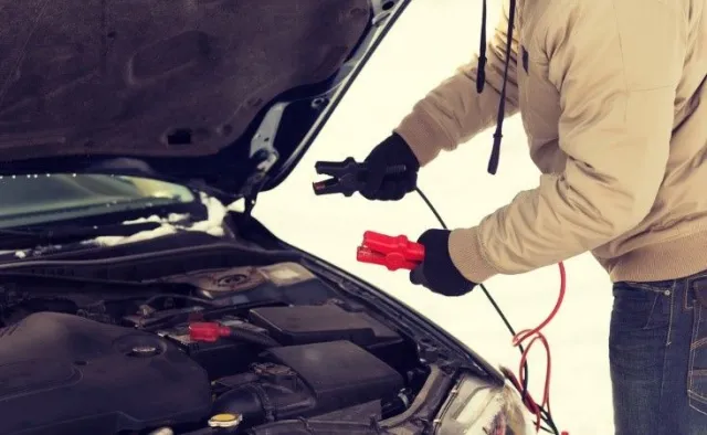 Jak odpalić samochód z kabli. Kolejność jest kluczowa, inaczej grozi wybuch akumulatora