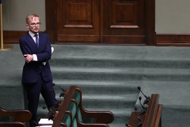 Niższy VAT na paliwo nie do utrzymania? Wiceminister Patkowski tłumaczy...