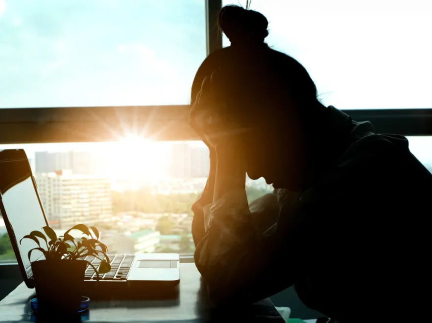 Jak zabija stres, czyli fatalne skutki kultury pracoholizmu. Czy da się im jeszcze zaradzić?