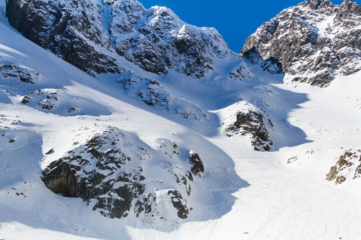Nocna akcja ratunkowa w Tatrach. Turyści utknęli w Zawratowym Żlebie