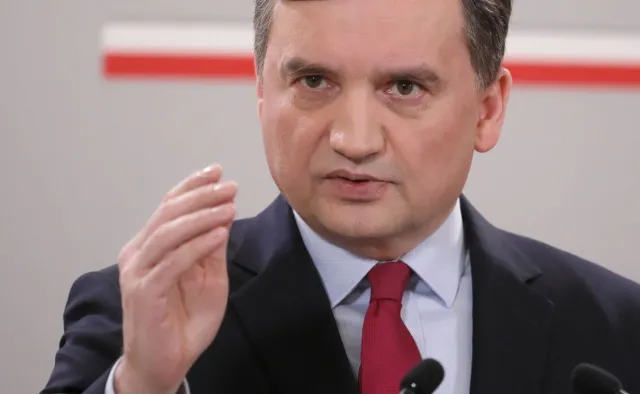 Polska zaskarżona do TSUE. Ziobro wściekły: Te urzędasy w KE...