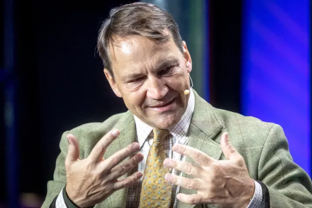 CBA sprawdza oświadczenia majątkowe Radosława Sikorskiego. Były szef MSZ deklaruje współpracę