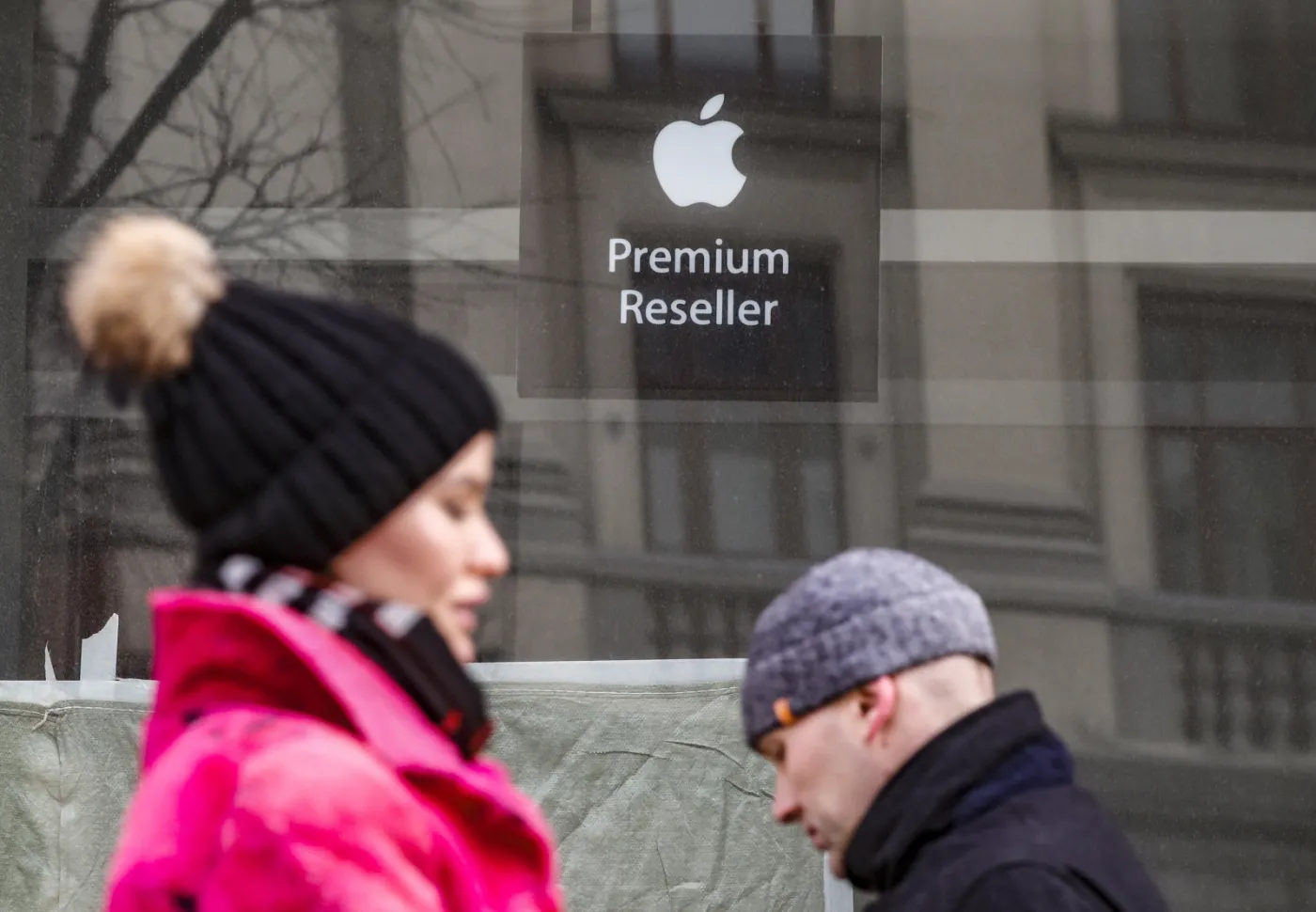 Okno pustego lokalu handlowego z logo Apple 