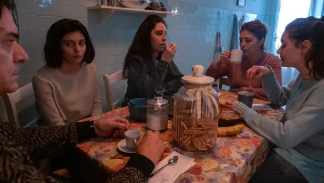 "The Good Mothers" o kobietach mafii najlepszym serialem na festiwalu w Berlinie