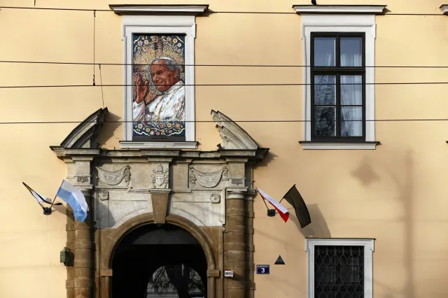 Burza po reportażu o Janie Pawle II. "Wiedział jeszcze przed zostaniem papieżem"