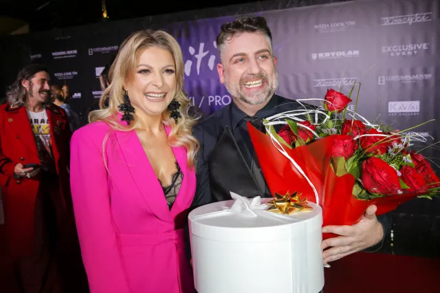 "Wygląda jakby włożyła twarz w miskę mąki". Internauci krytykują make up Magdy Narożnej [FOTO]