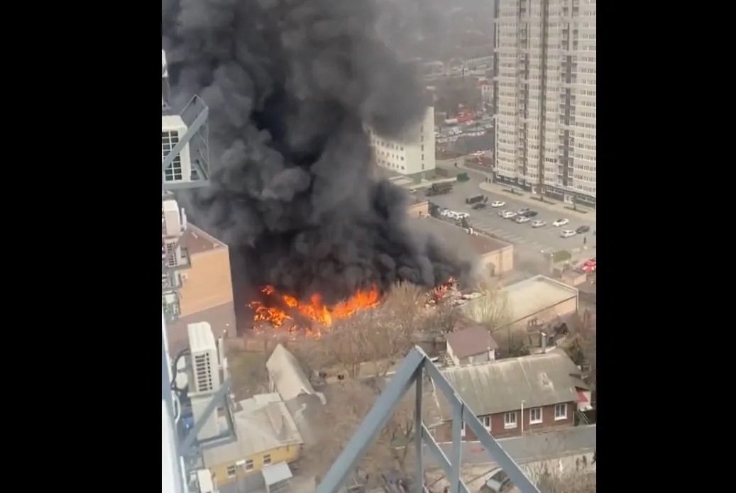 Płonie budynek FSB w rosyjskim Rostowie. NAGRANIE