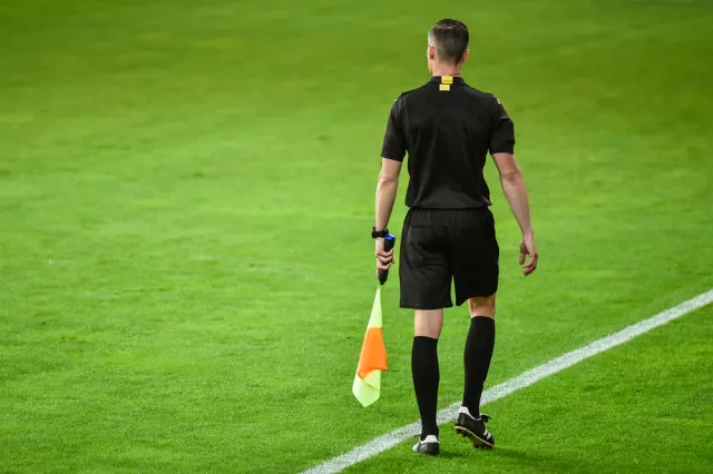 Międzynarodowy sędzia okazał się wielokrotnie karanym ekshibicjonistą