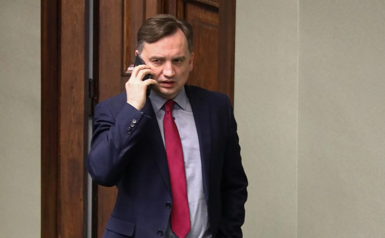 Sztuczna inteligencja w sądach. Ziobro: To konieczność