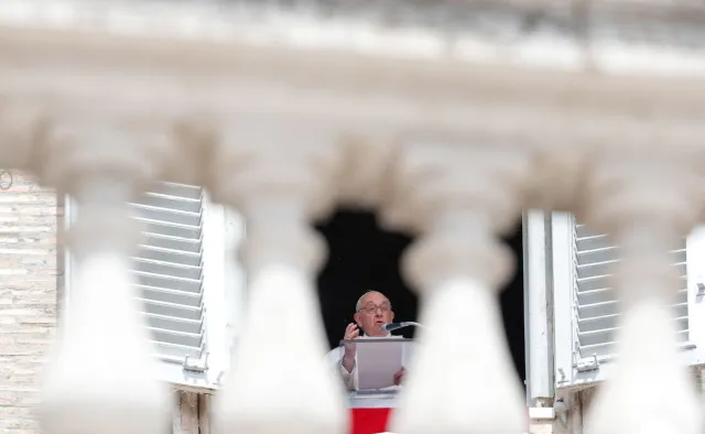 Papież Franciszek staje w obronie Jana Pawła II. "Był święty za życia"