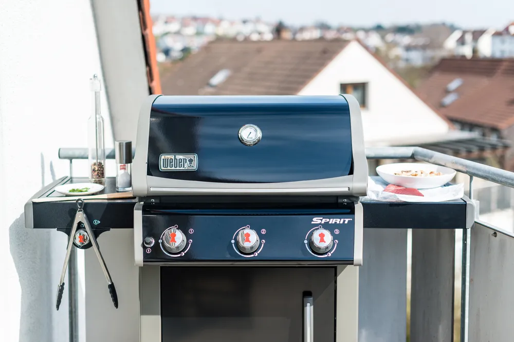 grill na balkonie <a href="http://www.shutterstock.com/gallery-501652p1.html?cr=00&pl=edit-00">Frank Gaertner</a> / <a href="http://www.shutterstock.com/editorial?cr=00&pl=edit-00">Shutterstock.com</a>