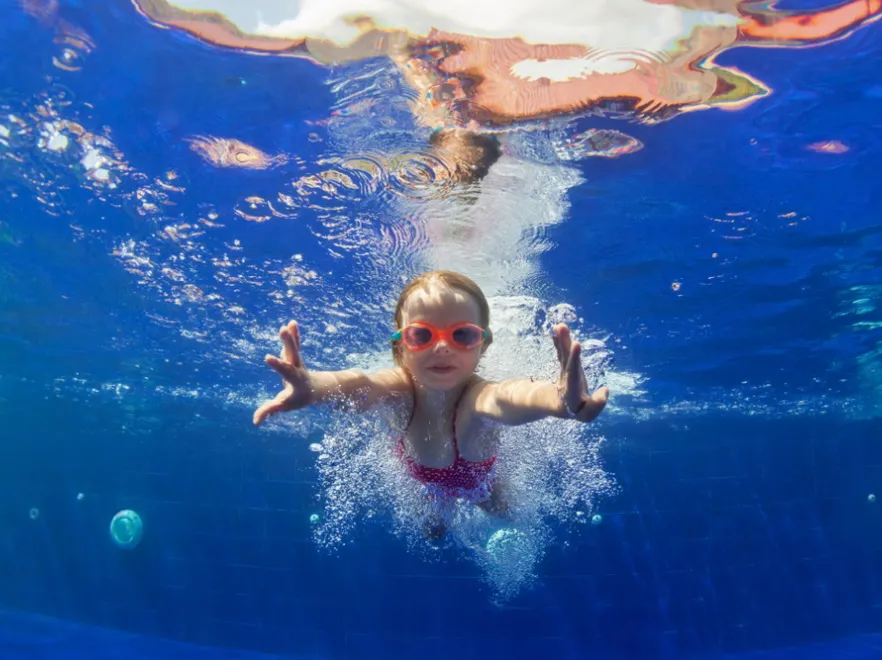 Fatalne skutki pandemii dały o sobie znać w kolejnym obszarze. Chodzi o... pływanie...
